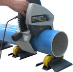 Airenergy Dev Exactcut 170 portable electric pipe cutter mounted on pipe for precise square cuts on stainless steel and PE pipes.