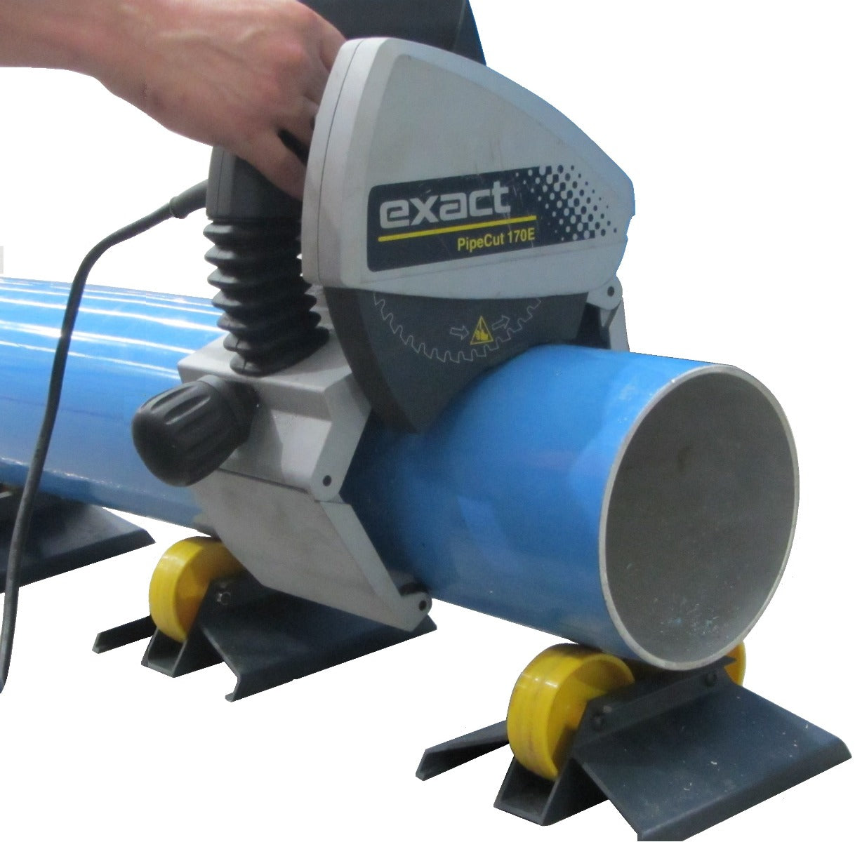 Airenergy Dev Exactcut 170 portable electric pipe cutter mounted on pipe for precise square cuts on stainless steel and PE pipes.